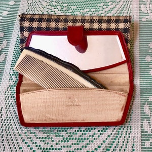 1950 Francese Pelle Rossa Pettine e Set di Specchi. Vintage Handbag Set Pettine e Specchio.  Set da viaggio in pelle rossa Mid Century. CONSEGNA GRATUITA