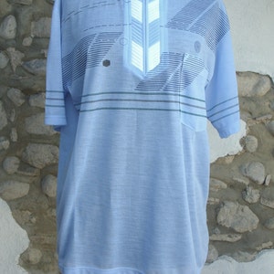 Mens Blue Shirt in Medium. A Vintage Polo Sports Top with Zip, Short Sleeves and in an Retro Abstract Design
