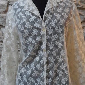 Français chemise ou veste en dentelle vintage.  Taille 42 / 44.  Blouse Crème Lacy Sheer années 1960