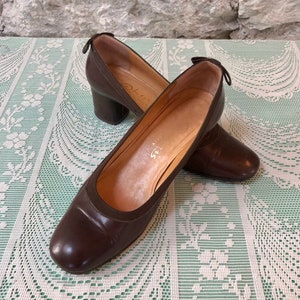 Vintage Italian All Leather Tan Shoes with Bow Size UK4 EU36.5 US6.  Ladies Vintage Court Shoes. Womens with Block Heels.