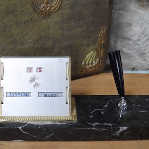 Calendario Perpetuo Francés con Soporte de Pluma. Vintage Calendario de escritorio de mediados de siglo en mármol con pluma resto. Oficina Retro.