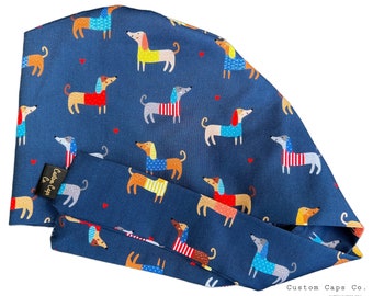 Welpenliebe auf Blauer chirurgischer Scrub Cap, Damen entzückende Tier Pixie Scrub Hat | Custom Caps Co.