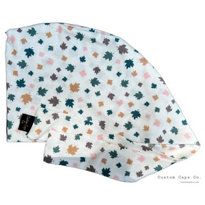 Ahornblätter auf cremefarbener chirurgischer Scrub-Hut, Frauen schöner Canada Day Pixie Scrub Cap | Custom Caps Co.