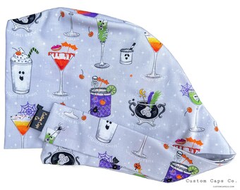 Cócteles espeluznantes sobre fondo gris, gorro quirúrgico de algodón para mujer con diseño de duende de Halloween.