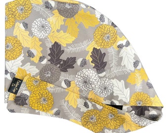 Mamás amarillas en gorra de exfoliación quirúrgica gris, hermosas flores de otoño para mujeres Pixie Scrub Hat / Custom Caps Co.