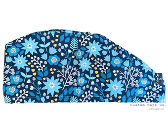 Florales nórdicos en azul marino con sombrero de exfoliación quirúrgico dorado metálico, hermosa gorra de exfoliación bouffant modificada floral para mujer / Custom Caps Co.