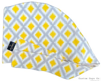 Ikat en gris + gorra de exfoliación Pixie amarilla, hermoso sombrero de exfoliación quirúrgica geométrica para mujer / Custom Caps Co.