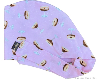 Gorro quirúrgico de algodón Pixie con estampado de fresa y diseño de espresso Martini.