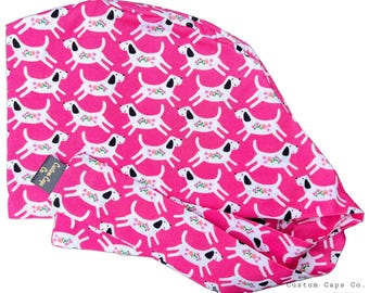 Gorro quirúrgico de algodón para mujer con estampado floral de perros salchicha sobre fondo fucsia.
