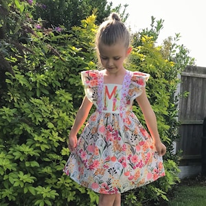 Handgefertigtes Blumen Mädchenkleid: Personalisiertes Geburtstags-Geburtstags-Outfit