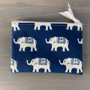 Monedero pequeño de tela con diseño de elefante azul marino y blanco con cremallera, minibilletera, tarjetero y llavero, regalo para ella