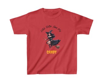 Könnte beinhalten: Ein rotes Kurzarm-T-Shirt mit einer Grafik einer Hexe in schwarzem Kleid und Hut, die auf einem Besenstiel fliegt. Über der Grafik steht der schwarze Text Witch Better Have My und unter der Grafik der gelbe Text CANDY in Großbuchstaben.