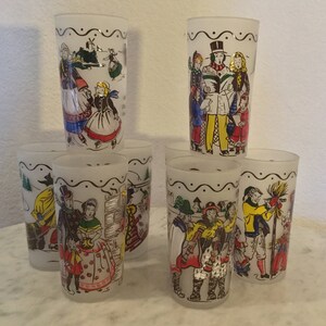 K&ouml;nnte beinhalten: Satz von sechs gefrosteten Gl&auml;sern mit bunten Illustrationen von Menschen in Winterszenen. Die Illustrationen zeigen Menschen beim Schlittschuhlaufen, beim Singen von Weihnachtsliedern und beim Musizieren.