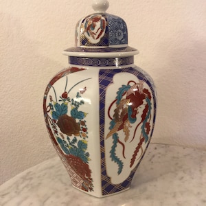 Vintage Gorgeous GOLD IMARI Ginger Vase & Lid. Six Side Panels With Beautiful Floral Imari Design. Red, Blue, Gold. Made In Japan. Retired.