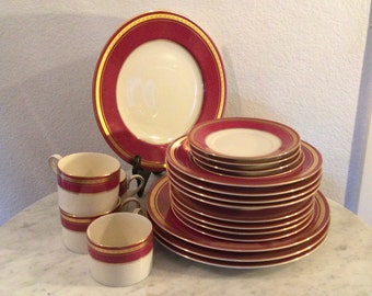 Service de vaisselle 20 pièces « IMPERIAL Ruby » OSCAR De La RENTA. Service pour 4 personnes. Chine ivoire fine. Jonc rubis incrusté d'or. Japon. Retraité depuis 1992-1993.