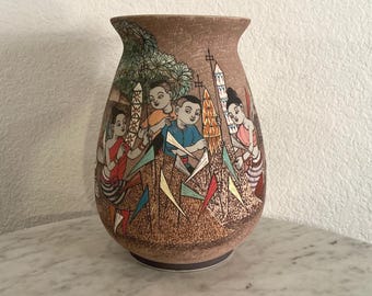 VASO BAAN CELADON, Chiang Mai. Cena com moradores locais fincando bandeiras. Esmalte em tom verde suave no interior. Datado e assinado pelo artista. Tailândia.
