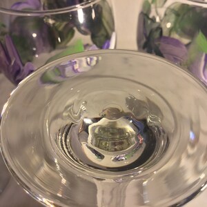 Peut inclure: Gros plan de l'int&eacute;rieur d'un verre &agrave; vin en verre transparent. Le verre est vide et le fond du verre est visible.