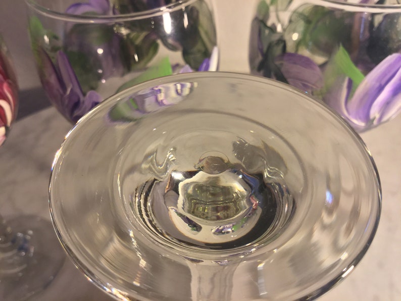 Peut inclure: Gros plan de l'int&eacute;rieur d'un verre &agrave; vin en verre transparent. Le verre est vide et le fond du verre est visible.