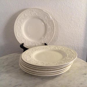 WEDGWOOD Barlaston Of Etruria “PATRICIAN” Set Of 8 Dinner Plates. Cream, Embossed Flowers & Scrolls, No Trim. Disc 1927-1986.