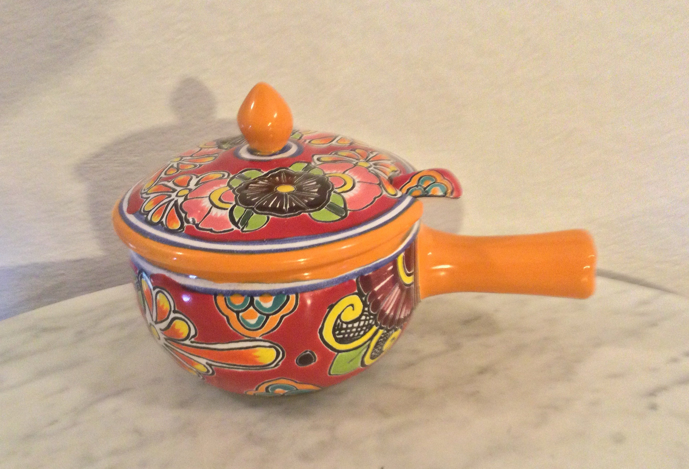 ヴィンテージの美しいメキシコのタラベラ陶器の個別キャセロール、蓋と 