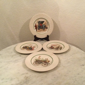 Vintage Hermosas placas MYOTT STAFFORDSHIRE Canapé. Varios automóviles, pergaminos en relieve en el borde, banda verde. Jubilado.