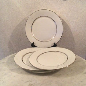 Vintage OXFORD BONE China By Lenox “LEXINGTON” Set Of 4 Dinner Plates. Platinum Rings On White, Rim Shape. U.S.A. Retired 1927-1991.