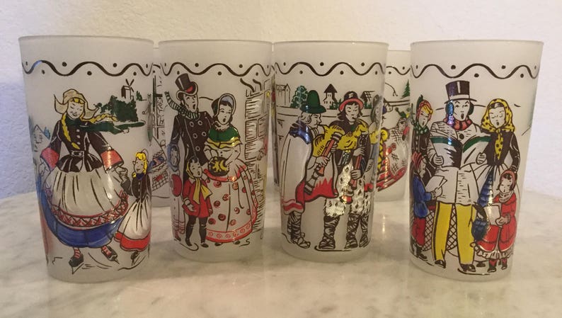 K&ouml;nnte beinhalten: Satz von sechs klaren Glasbechern mit bunten Illustrationen von Menschen in Winterszenen. Die Illustrationen zeigen Menschen mit M&uuml;tzen und M&auml;nteln, einige halten Musikinstrumente.