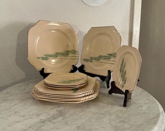 Conjunto de jantar Leigh Ware “GREEN WHEAT SQUARE” com 12 peças. Inclui pratos de jantar, salada, pão e manteiga. Fabricado pela Leigh Ware Potters Inc., EUA. Descontinuado em 1940.