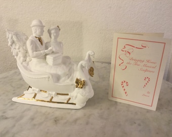 Vintage verbluffende Lenox "Bringing Home The Tree" muzikale sculptuur. Speelt "O Tannenbaum". Bone China Bisque Finish, 24 K goud. COA. 1994.