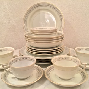 Vintage Holly China Narumi &quot;Laurel&quot; 27 Pieces Dinnerware Set Service For Four (4). Made In Occupied Japan. Discontinued.