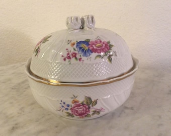 Vintage Stunning HOLLOHAZA HUNGARY PORCELAIN Round Covered Casserole. Multicolor Flowers, Basketweave Rim, Scalloped Gold Trim. Retired.