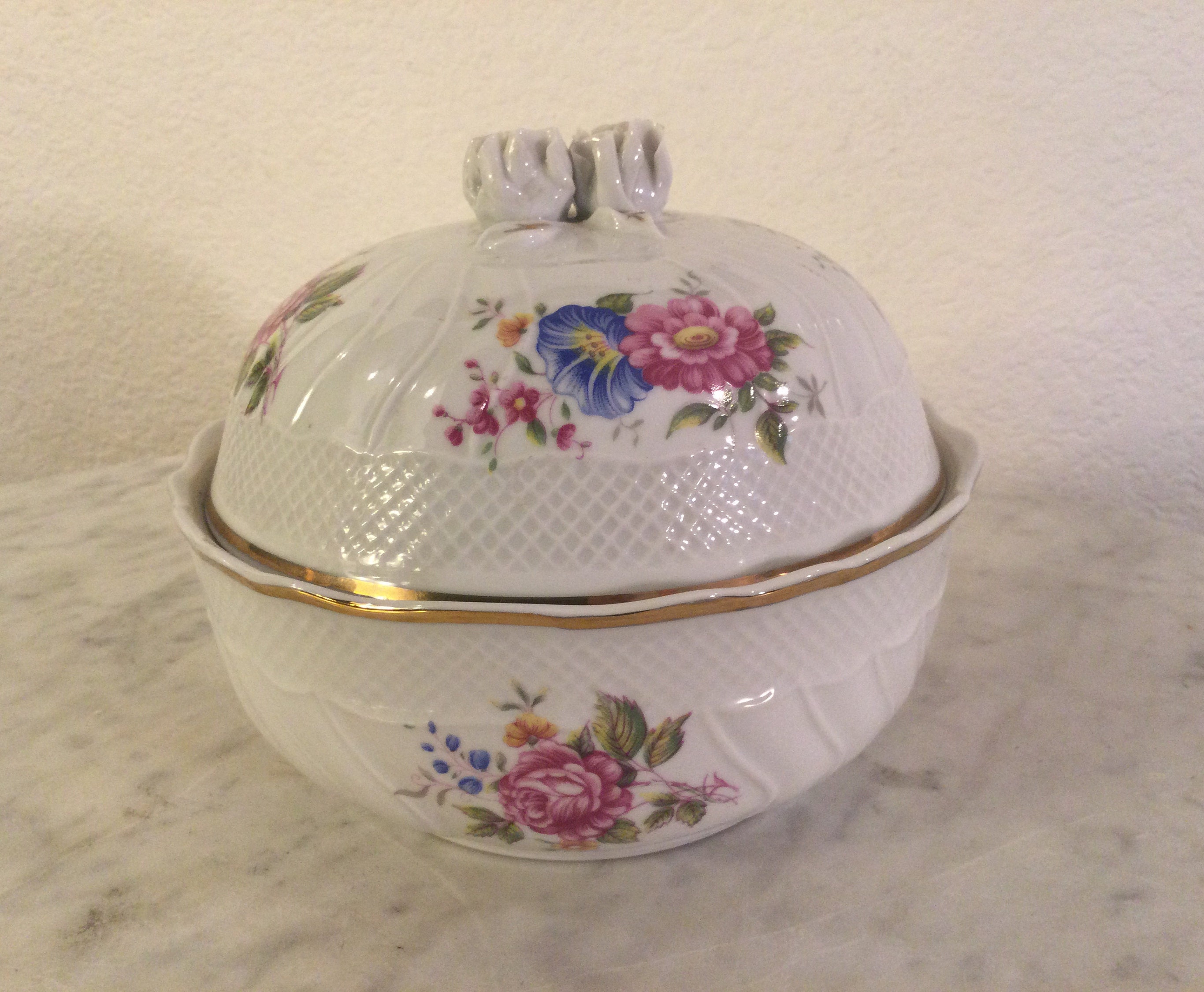 Vintage Stunning HOLLOHAZA HUNGARY PORCELAIN Round Covered Vintage Stunning HOLLOHAZA HUNGARY PORCELAIN Round Covered