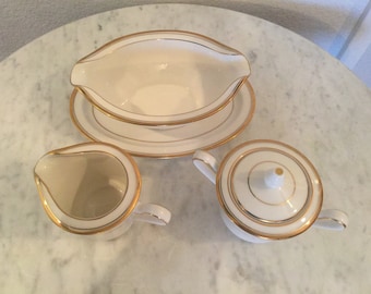 Vintage Noritake China marfil "Linton" patrón Nº 7552. Sugar Bowl y tapa, desnatadora, salsera con placa inferior. Suspendido alrededor de 1966.
