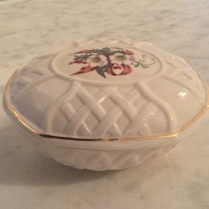 ヴィンテージ BELLEEK Parian China「WINTER ROSE」楕円形カバーボックス。ピンクのバラ、赤いリボン、ヒイラギ。ギフト用品。アイルランドで手作り。廃盤。