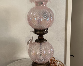 Lámpara FENTON de gasa rosa "Lo que el viento se llevó". Diseño de tachuelas opalescentes. Fabricada en EE. UU. en 1995. Descatalogada.