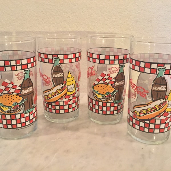 Vintage Coca Cola Co Tous dRots reserves set van vier (4) grote 20 oz drinken glazen. Handbeschilderd hamburger, hotdog, Cola. Van 1997.