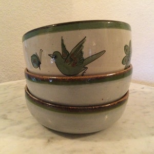 Vintage EL PALOMAR GREEN van Ken Edwards Aardewerk. 2 Coupe Graan kommen & 1 ronde groente kom. Groene bloemen, vogels en insecten. Mexico. Schijf.