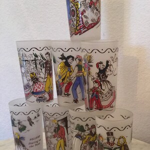 K&ouml;nnte beinhalten: Satz von sieben gefrosteten Gl&auml;sern mit bunten Illustrationen von Winterszenen. Jedes Glas zeigt eine andere Szene, darunter Schlittschuhlaufen, Rodeln und Menschen in traditioneller Winterkleidung. Die Gl&auml;ser sind perfekt, um Ihrem festlichen Tisch eine festliche Note zu verleihen.