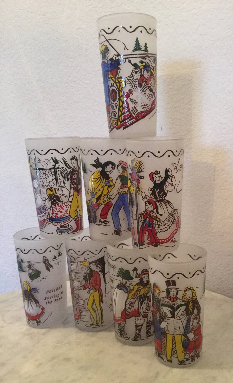 K&ouml;nnte beinhalten: Satz von sieben gefrosteten Gl&auml;sern mit bunten Illustrationen von Winterszenen. Jedes Glas zeigt eine andere Szene, darunter Schlittschuhlaufen, Rodeln und Menschen in traditioneller Winterkleidung. Die Gl&auml;ser sind perfekt, um Ihrem festlichen Tisch eine festliche Note zu verleihen.