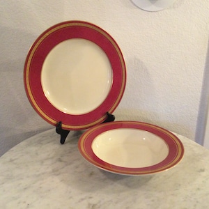 OSCAR De La RENTA “IMPERIAL Ruby” Tazón redondo para verduras y plato redondo. China de marfil fino. Banda de rubíes con incrustaciones de oro. Japón. Retirado en 1992-1993.
