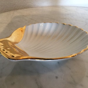 Vintage, Royal Worcester, Shell Shaped, Fine White & Gold Porcelain Dish, con borde dorado. Hecho en Inglaterra.