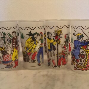 K&ouml;nnte beinhalten: Satz von sechs gefrosteten Glasbechern mit handbemalten Szenen von Menschen in traditioneller Kleidung. Die Szenen zeigen Winteraktivit&auml;ten und weisen eine Vielzahl von Farben auf, darunter Rot, Blau, Gelb und Gr&uuml;n.