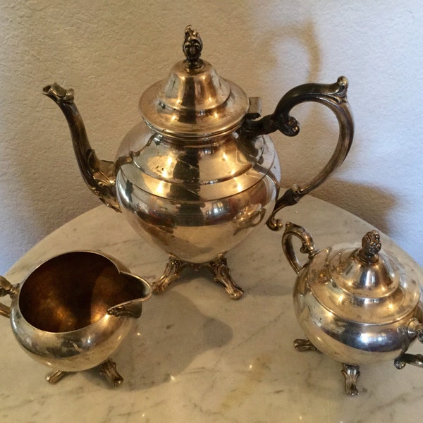 Vintage, antique W.M Rogers Silverplate Tea Set, y compris théière, sucrier avec couvercle et crémeux. Design orné. Timbré.