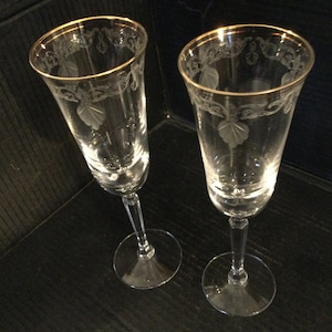 LENOX Fine Crystal “CLASSIC SHELL” Gold Trim 2 Fluted Champagne.Shell Etched, Gold Trim, Classic Shape. Made In U.S.A.Discontinued 1988-2000