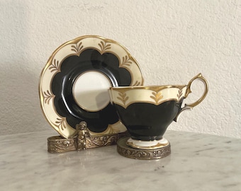 Conjunto de xícara e pires ROYAL ALBERT BLACK Regal Series. Porcelana fina, preto, marfim, detalhes em dourado. Inglaterra. Produto descontinuado.