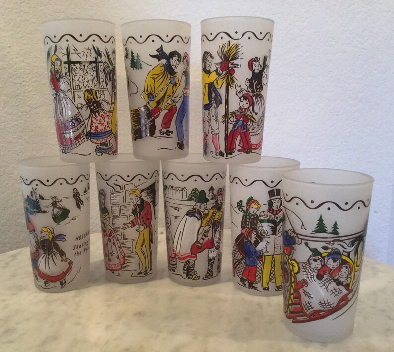 K&ouml;nnte beinhalten: Satz von acht gefrosteten Gl&auml;sern mit bunten Illustrationen von Winterszenen. Jedes Glas zeigt eine andere Szene, darunter Menschen beim Schlittschuhlaufen, einen Schneemann und eine Familie beim Schlittenfahren.