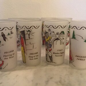 K&ouml;nnte beinhalten: Satz von sechs mattierten Gl&auml;sern mit bunten Illustrationen und Text. Jedes Glas zeigt ein anderes Land und ein anderes Urlaubsthema: Holland Schlittschuhlaufen auf dem Teich, England Lied vom Weihnachtskuchen, Italien Holz-L&ouml;ffel-Festival und Amerikanische Weihnachtslieder.