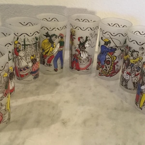 K&ouml;nnte beinhalten: Satz von zehn gefrosteten Glasbechern mit bunten Illustrationen von Menschen in traditioneller Kleidung. Die Illustrationen sind im Volksstilstil gehalten und zeigen eine Vielzahl von Farben und Mustern.