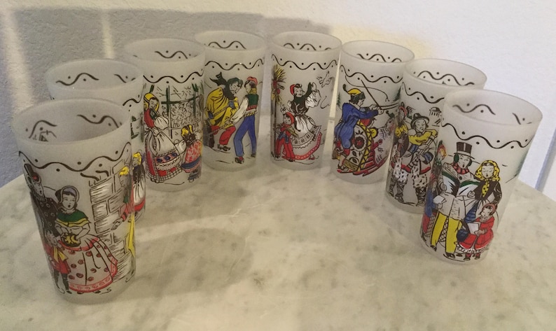 K&ouml;nnte beinhalten: Satz von zehn gefrosteten Glasbechern mit bunten Illustrationen von Menschen in traditioneller Kleidung. Die Illustrationen sind im Volksstilstil gehalten und zeigen eine Vielzahl von Farben und Mustern.