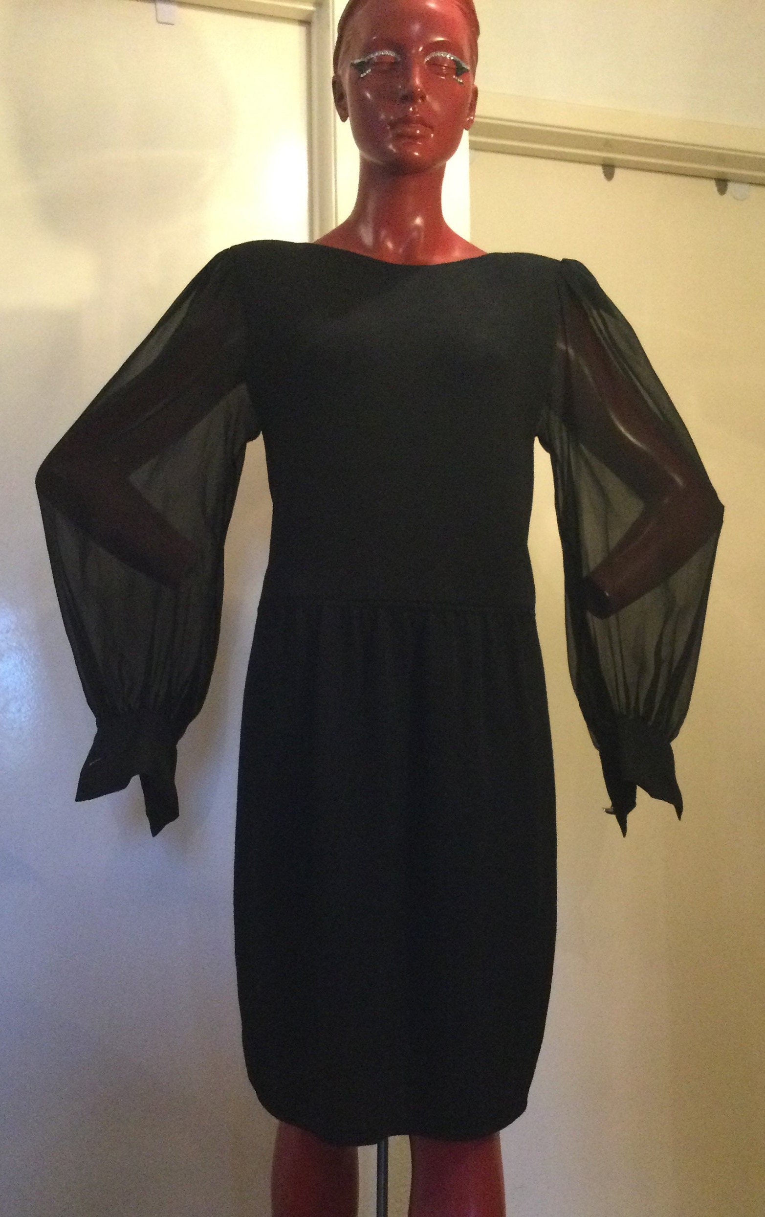 ST JOHN Black Knit Dress. Wm Sz 8. Made in USA. Chiffon